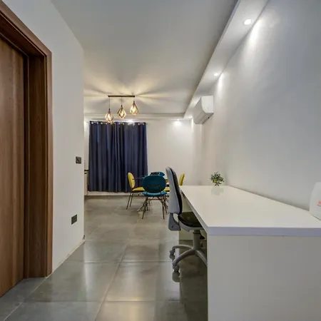 Luxury Apt